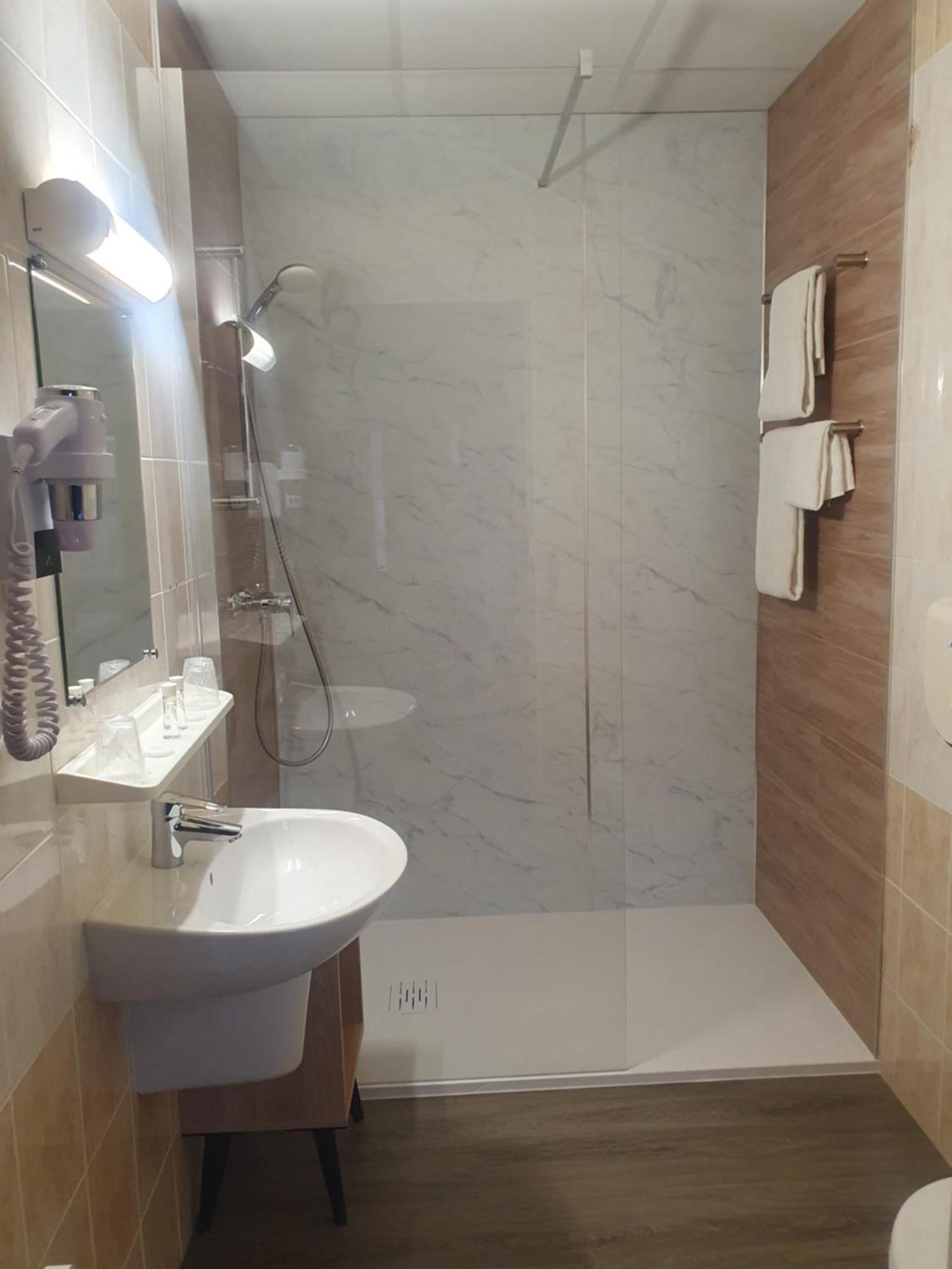 Hotel Salea Порник Екстериор снимка